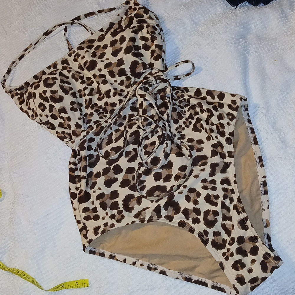 New cheetah print medium swimsuit